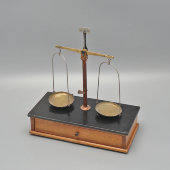 Антикварные рычажные аптекарские весы с выдвижным ящиком, латунь, дерево, компания Balanzas Cobos, Испания, 1930-е
