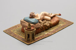 Антикварная эротическая статуэтка «Обнаженная на медвежьей шкуре», венская бронза, кон. 19 в.