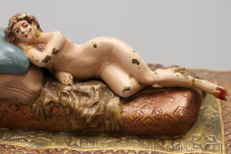 Антикварная эротическая статуэтка «Обнаженная на медвежьей шкуре», венская бронза, кон. 19 в.