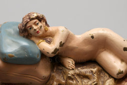 Антикварная эротическая статуэтка «Обнаженная на медвежьей шкуре», венская бронза, кон. 19 в.