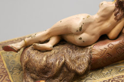 Антикварная эротическая статуэтка «Обнаженная на медвежьей шкуре», венская бронза, кон. 19 в.