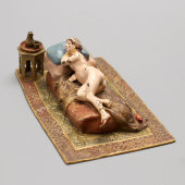 Антикварная эротическая статуэтка «Обнаженная на медвежьей шкуре», венская бронза, кон. 19 в.