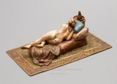 Антикварная эротическая статуэтка «Обнаженная на медвежьей шкуре», венская бронза, кон. 19 в.