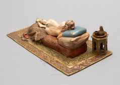 Антикварная эротическая статуэтка «Обнаженная на медвежьей шкуре», венская бронза, кон. 19 в.