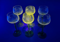 ​Набор из 6 винтажных бокалов для вина на зеленых ножках декором из гроздей винограда с листьями​, цветное и урановое стекло, Европа, 1950-60 гг.