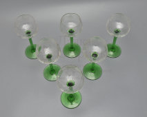 ​Набор из 6 винтажных бокалов для вина на зеленых ножках декором из гроздей винограда с листьями​, цветное и урановое стекло, Европа, 1950-60 гг.