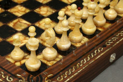 Подарочные шахматы «Арабески Тина», янтарь, орех, мануфактура «Емельянов и сыновья»