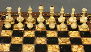 Подарочные шахматы «Арабески Тина», янтарь, орех, мануфактура «Емельянов и сыновья»