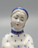 Статуэтка «Фигуристка» (Конькобежка), скульптор Квитницкая Н., Гжель, Артель «Художественная керамика», 1950-60 гг.