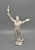 Агитационная скульптура «Салютующий Юрий Гагарин», автор Котов И. К., бисквит, Южноуральский фарфоровый завод, 1970-е