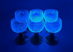 ​Набор из 6 винтажных бокалов для вина «Рёмеры» на ножках с резьбой и декором из виноградных листьев, цветное и урановое стекло, Франция, 1950-60 гг.