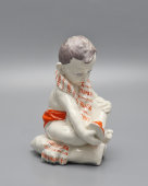 Статуэтка «Мальчик с полотенцем на подушке», редкая роспись, скульптор Павловская Н. А.,​ фарфор, Песочное, 1960-е