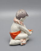 Статуэтка «Мальчик с полотенцем на подушке», редкая роспись, скульптор Павловская Н. А.,​ фарфор, Песочное, 1960-е
