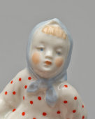 Статуэтка «Девочка в платочке», скульптор Бржезицкая А. Д., фарфор, Дулево, 1948-51 гг.