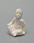 Статуэтка «Девочка в платочке», скульптор Бржезицкая А. Д., фарфор, Дулево, 1948-51 гг.