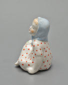 Статуэтка «Девочка в платочке», скульптор Бржезицкая А. Д., фарфор, Дулево, 1948-51 гг.