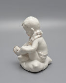 Статуэтка «Мальчик с полотенцем на подушке», скульптор Павловская Н. А.,​ Первомайский фарфоровый завод (Песочное), 1960 г.
