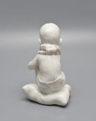 Статуэтка «Мальчик с полотенцем на подушке», скульптор Павловская Н. А.,​ Первомайский фарфоровый завод (Песочное), 1960 г.