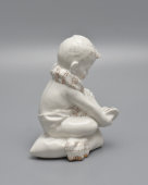 Статуэтка «Мальчик с полотенцем на подушке», скульптор Павловская Н. А.,​ Первомайский фарфоровый завод (Песочное), 1960 г.