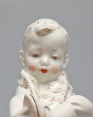 Статуэтка «Мальчик с полотенцем на подушке», скульптор Павловская Н. А.,​ Первомайский фарфоровый завод (Песочное), 1960 г.