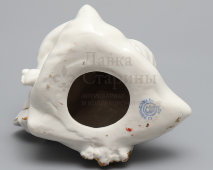 Статуэтка «Мальчик с полотенцем на подушке», скульптор Павловская Н. А.,​ Первомайский фарфоровый завод (Песочное), 1960 г.