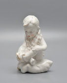 Статуэтка «Мальчик с полотенцем на подушке», скульптор Павловская Н. А.,​ Первомайский фарфоровый завод (Песочное), 1960 г.