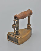 Маленький старинный манжетный утюг с заслонкой, бронза, дерево, Россия, кон. 19, нач. 20 вв.