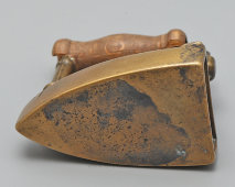 Маленький старинный манжетный утюг с заслонкой, бронза, дерево, Россия, кон. 19, нач. 20 вв.