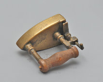 Маленький старинный манжетный утюг с заслонкой, бронза, дерево, Россия, кон. 19, нач. 20 вв.