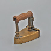 Маленький старинный манжетный утюг с заслонкой, бронза, дерево, Россия, кон. 19, нач. 20 вв.