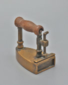 Маленький старинный манжетный утюг с заслонкой, бронза, дерево, Россия, кон. 19, нач. 20 вв.