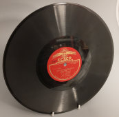 Советская пластинка с песенкой «Веселый май» и медленным танцем «Мне бесконечно жаль», Апрелевский завод, 1950-е