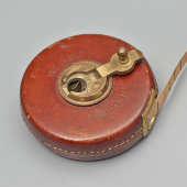 Старинная измерительная рулетка «Treble» в кожаном корпусе, модель № 1534, 10 м, Англия, кон. 19, нач. 20 вв.