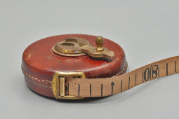 Старинная измерительная рулетка «Treble» в кожаном корпусе, модель № 1534, 10 м, Англия, кон. 19, нач. 20 вв.
