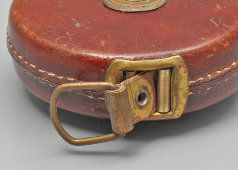 Старинная измерительная рулетка «Treble» в кожаном корпусе, модель № 1534, 10 м, Англия, кон. 19, нач. 20 вв.