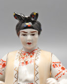 Статуэтка «Одарка, жена Карася» по мотивам оперы «Запорожец за Дунаем», скульптор Щербина В. И., фарфор, Киевский ЭКХЗ, 1970-80 гг.