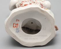 Статуэтка «Одарка, жена Карася» по мотивам оперы «Запорожец за Дунаем», скульптор Щербина В. И., фарфор, Киевский ЭКХЗ, 1970-80 гг.