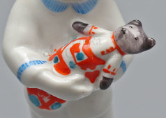 Статуэтка «Колыбельная», скульптор Столбова Г. С., ЛФЗ, 1950-60 гг.