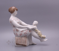 Советская фарфоровая статуэтка «Мама с ребенком», Краснодар, 1950-60 гг., скульптор Э. Гаранько
