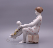Советская фарфоровая статуэтка «Мама с ребенком», Краснодар, 1950-60 гг., скульптор Э. Гаранько