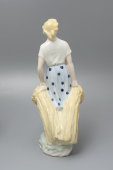 Скульптура «Девушка со снопами» (Колхозница), скульптор З. Улсте, Рижская фарфоровая фабрика, 1953-63 гг.