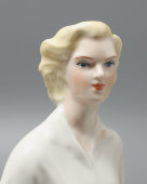 Скульптура «Девушка со снопами» (Колхозница), скульптор З. Улсте, Рижская фарфоровая фабрика, 1953-63 гг.
