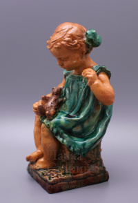 Фигурка «Девочка с мишкой», скульптор Холодная М. П., керамика Гжели, СССР