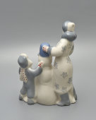 Статуэтка «Снеговик» из композиции «Зимний дворик», скульптор Албул В. В., художник Албул Н. А., фарфор, Полонский ЗХК, 1980-е