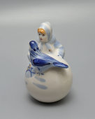 Статуэтка «Шкодник» из композиции «Зимний дворик», скульптор Албул В. В., художник Албул Н. А., фарфор, Полонский ЗХК, 1980-е