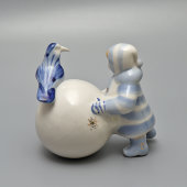 Статуэтка «Шкодник» из композиции «Зимний дворик», скульптор Албул В. В., художник Албул Н. А., фарфор, Полонский ЗХК, 1980-е