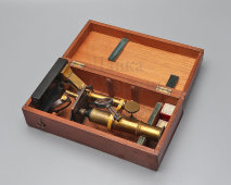 Старинный латунный монокулярный микроскоп с зеркалом для освещения образца, деревянный футляр, Европа, к. 19 в.