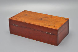 Старинный латунный монокулярный микроскоп с зеркалом для освещения образца, деревянный футляр, Европа, к. 19 в.