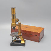 Старинный латунный монокулярный микроскоп с зеркалом для освещения образца, деревянный футляр, Европа, к. 19 в.