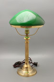 Классическая настольная лампа с зеленым абажуром, латунь, стекло, Европа, сер. 20 в.